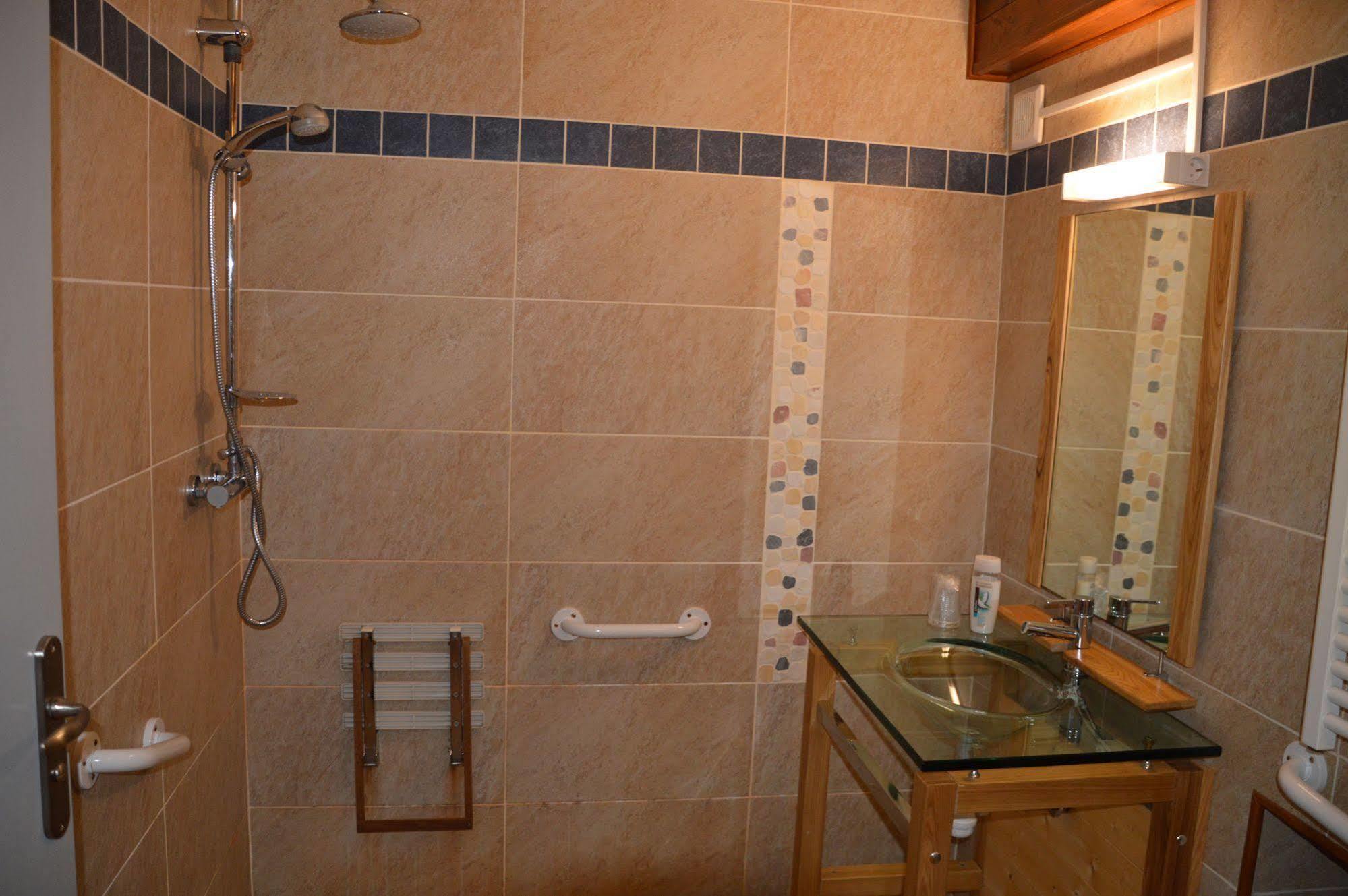 Maison Maxil Hotel Massat Bagian luar foto