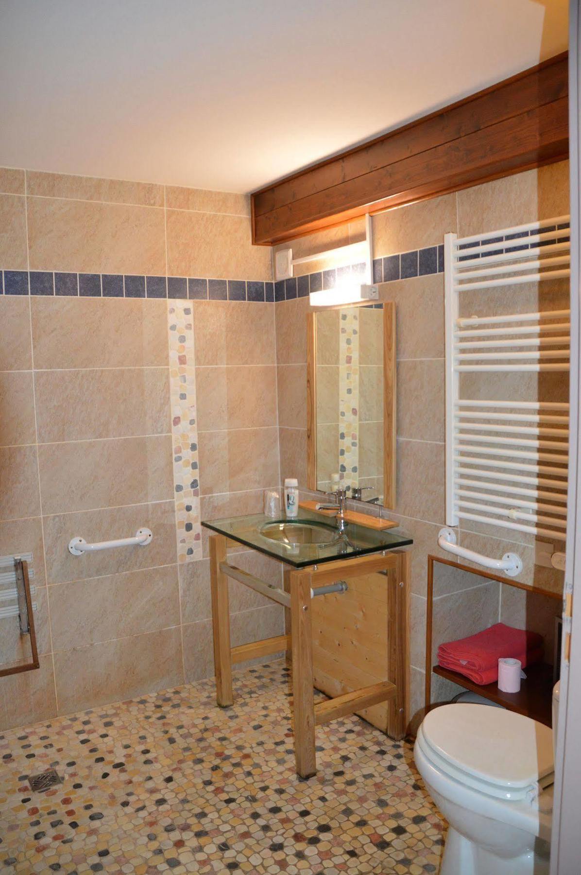 Maison Maxil Hotel Massat Bagian luar foto